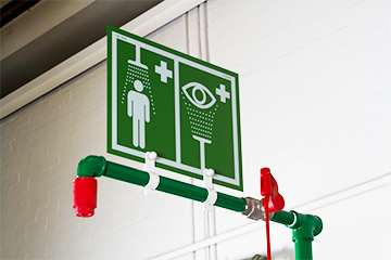 What are ANSI Z358.1-2014 and EN15154 requirements for safety showers and eye washes?